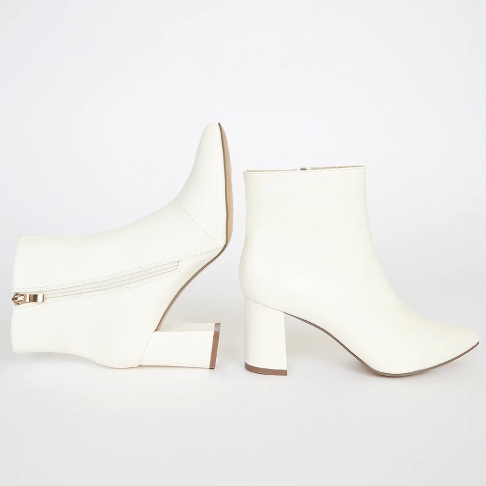 NWOT Lulus sarai off-white pointed-toe heeled ankle boots - Picture 3 of 11